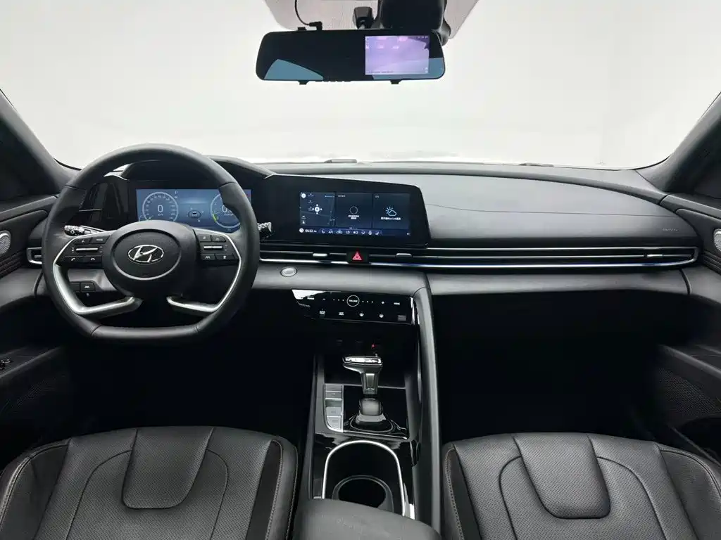 Hyundai Elantra — фото 17
