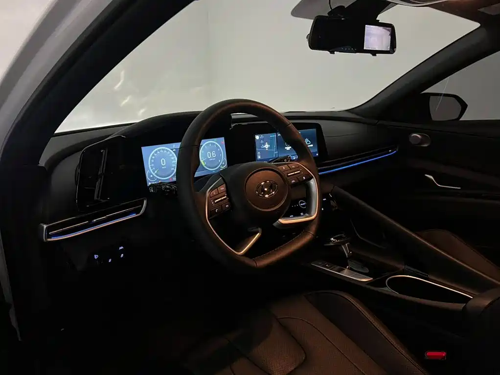 Hyundai Elantra — фото 19