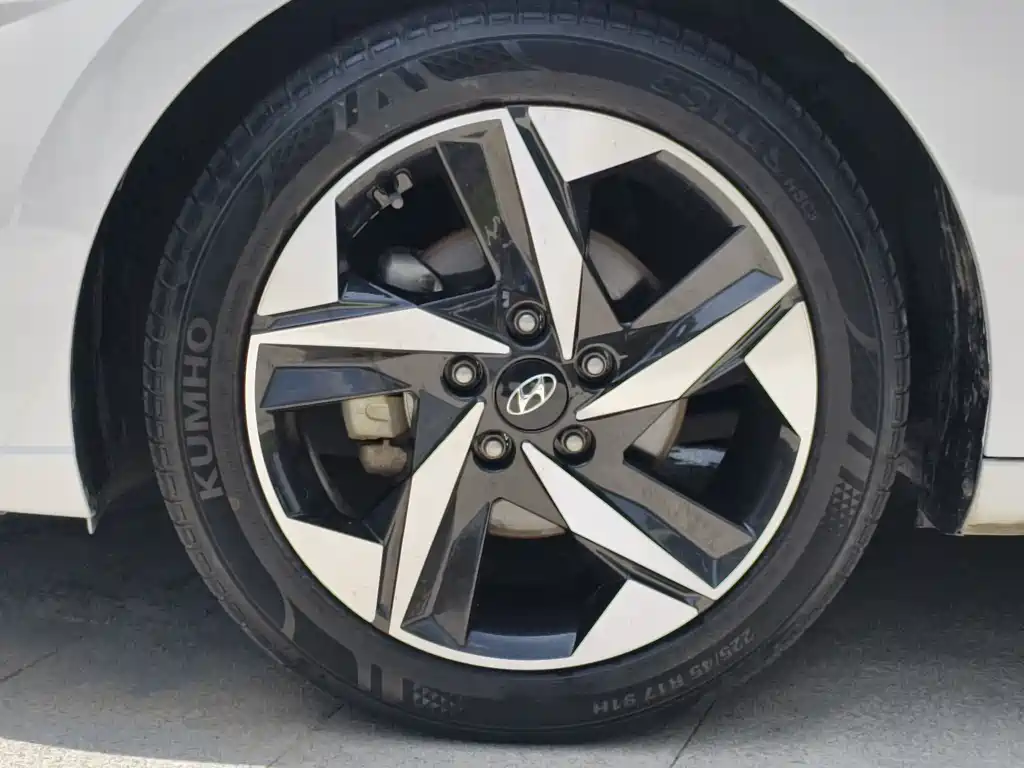 Hyundai Elantra — фото 13