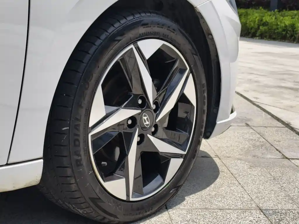 Hyundai Elantra — фото 17