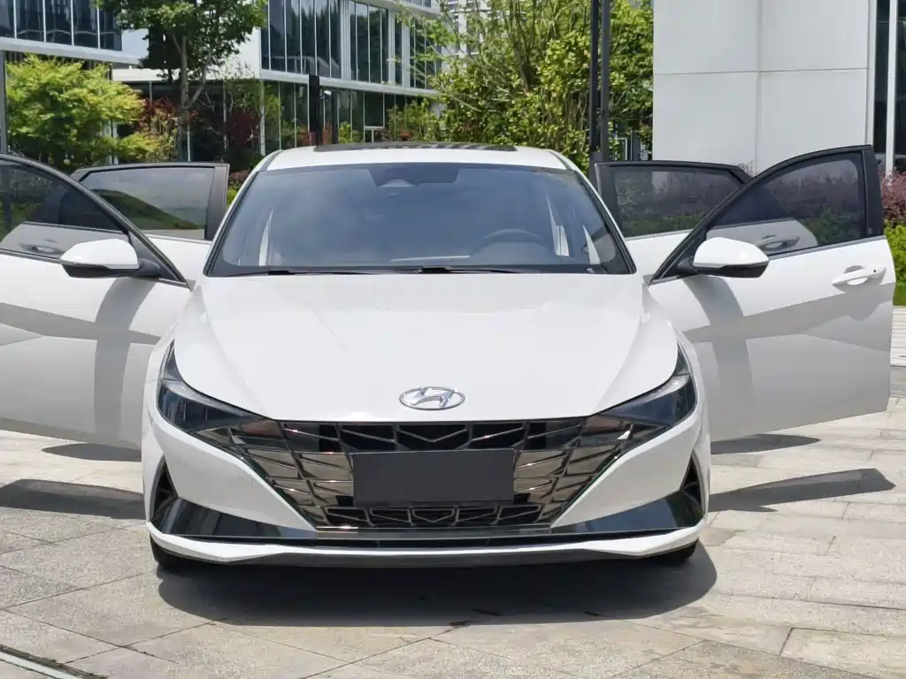 Hyundai Elantra — фото 3