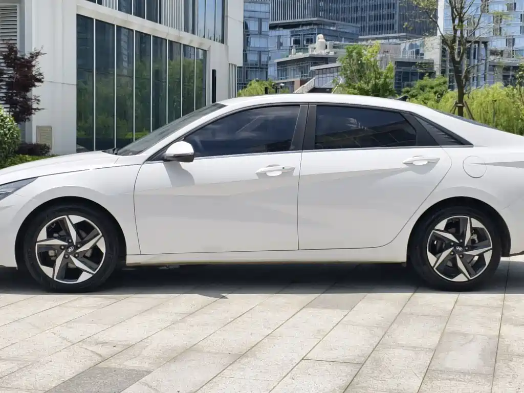 Hyundai Elantra — фото 10