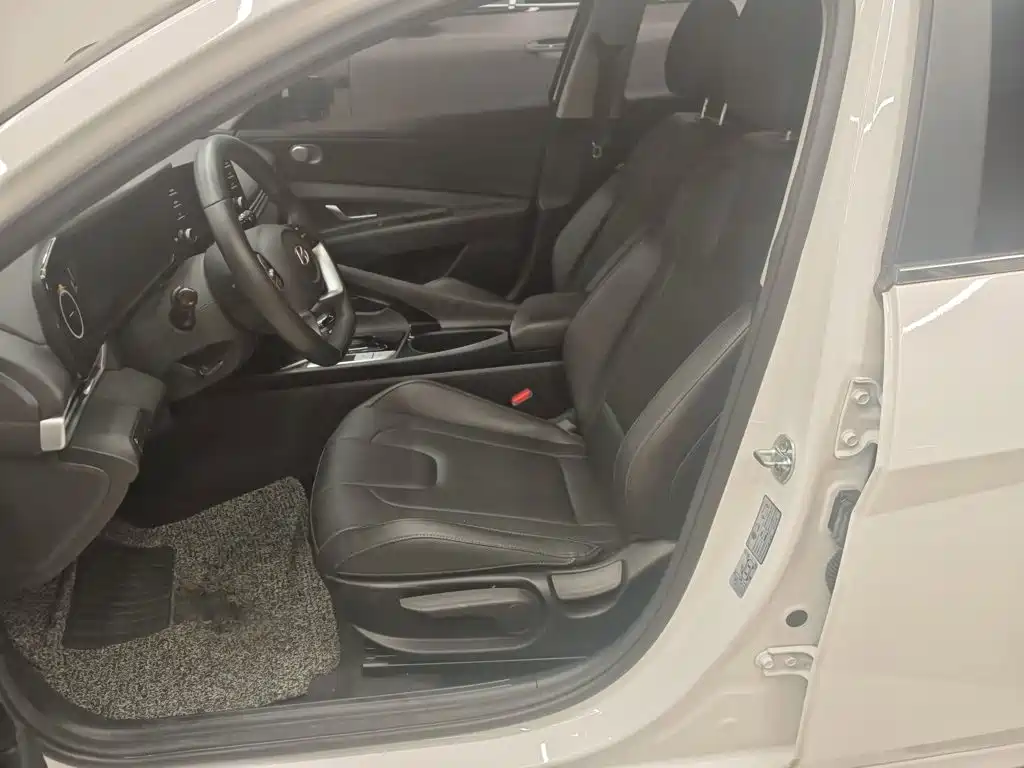 Hyundai Elantra — фото 11