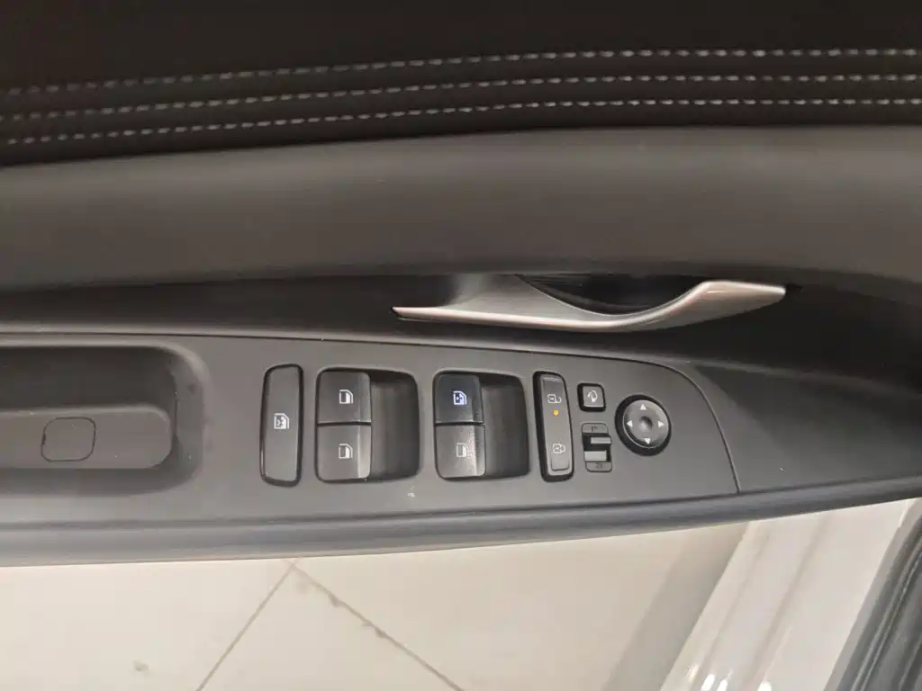 Hyundai Elantra — фото 18