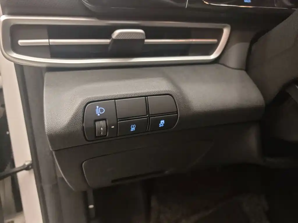 Hyundai Elantra — фото 19
