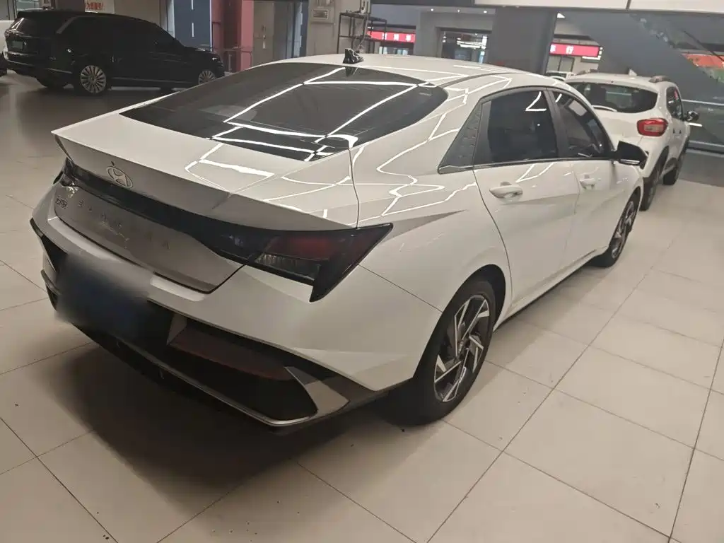 Hyundai Elantra — фото 10