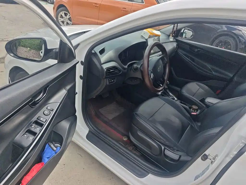 Hyundai Elantra — фото 14