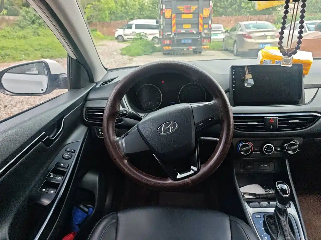 Hyundai Elantra — фото 3