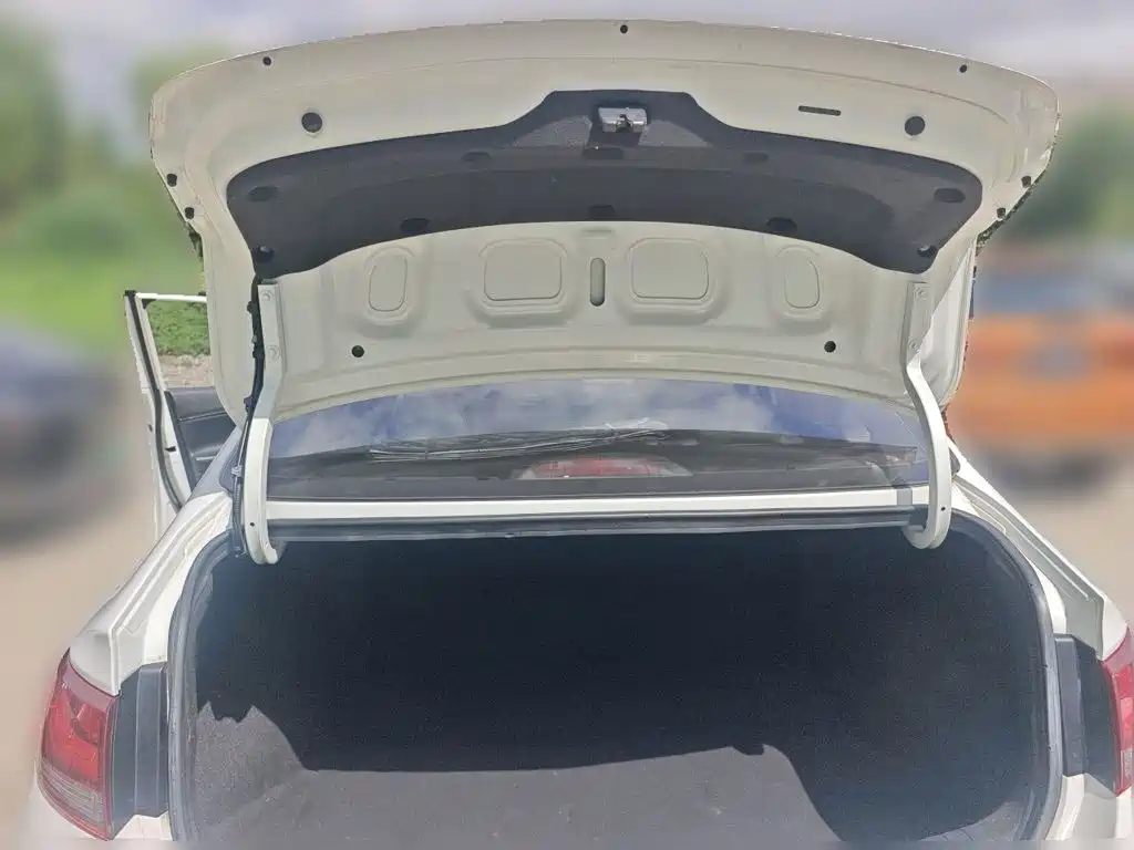 Hyundai Elantra — фото 10