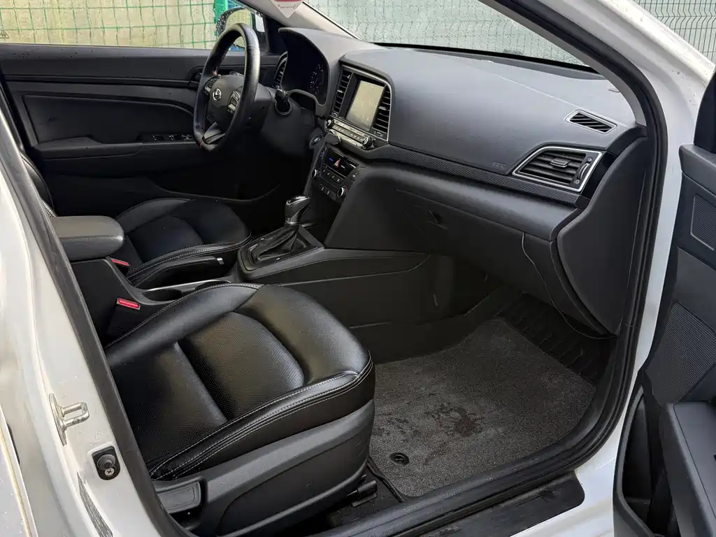Hyundai Elantra — фото 11