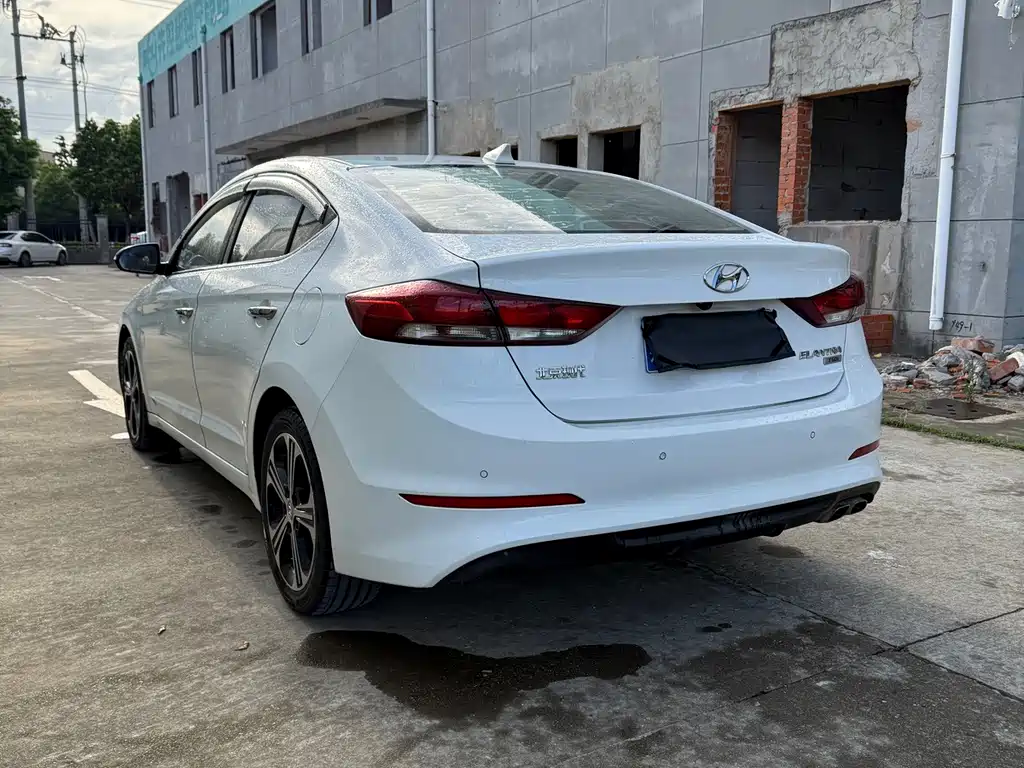 Hyundai Elantra — фото 14