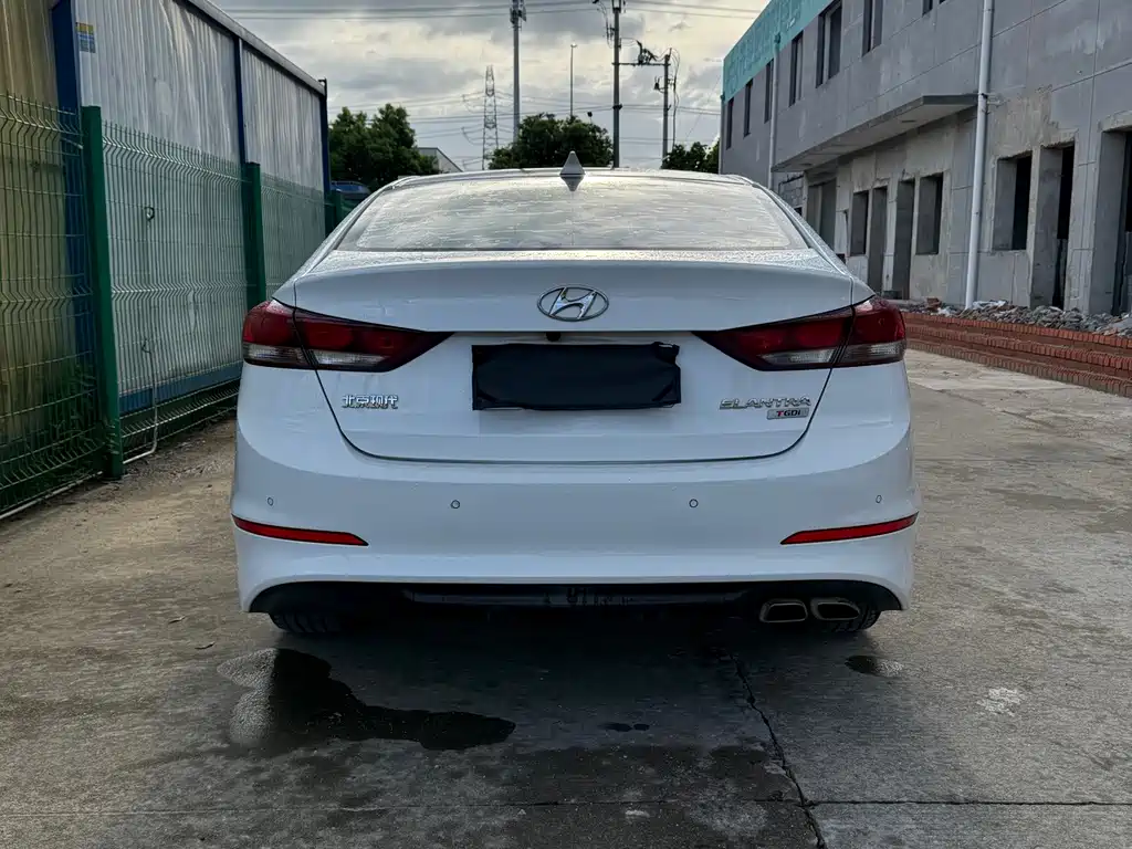 Hyundai Elantra — фото 15