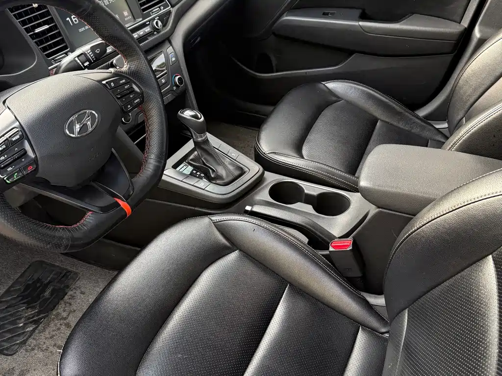 Hyundai Elantra — фото 4