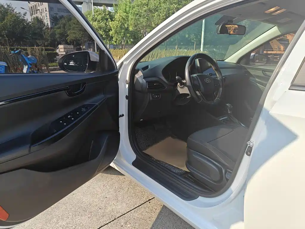 Hyundai Elantra — фото 14