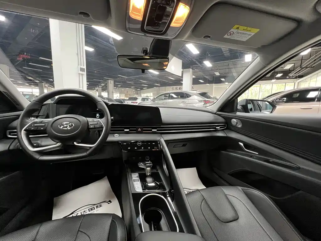 Hyundai Elantra — фото 24