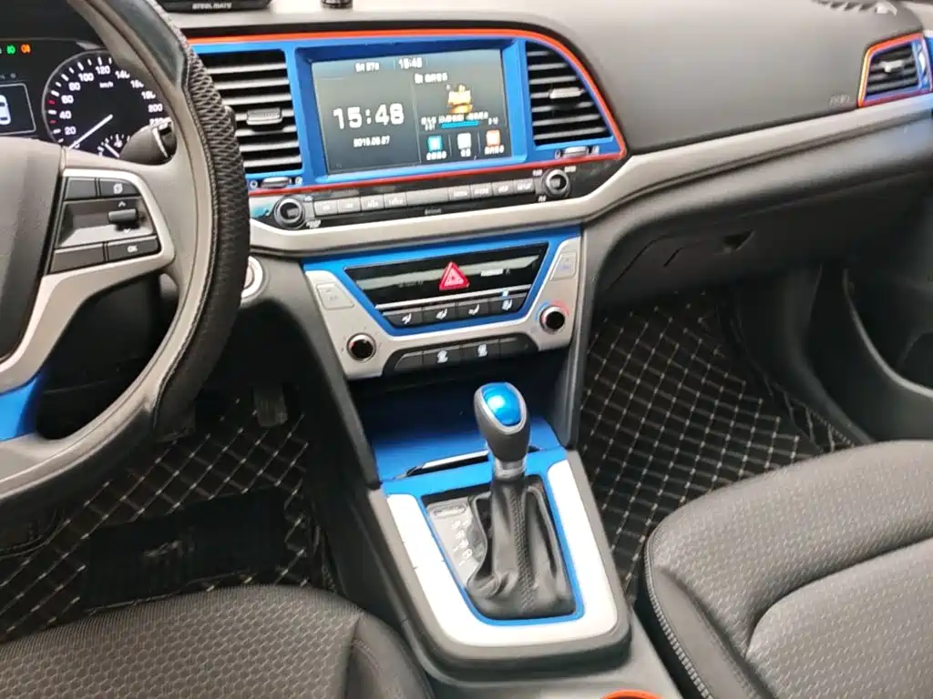 Hyundai Elantra — фото 13