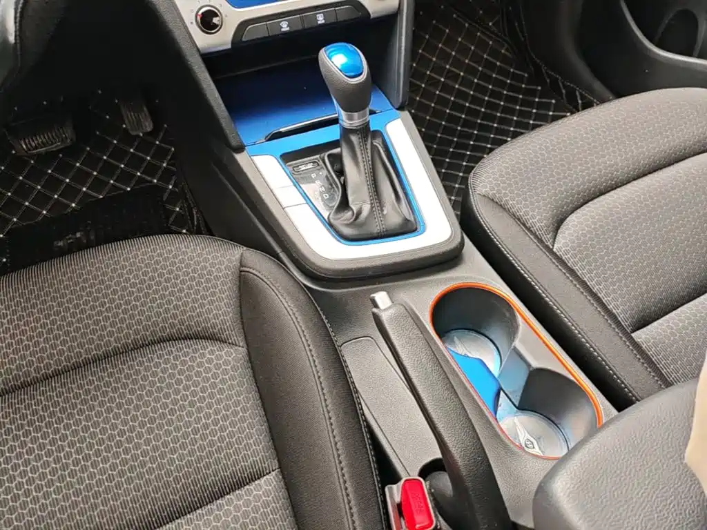 Hyundai Elantra — фото 14