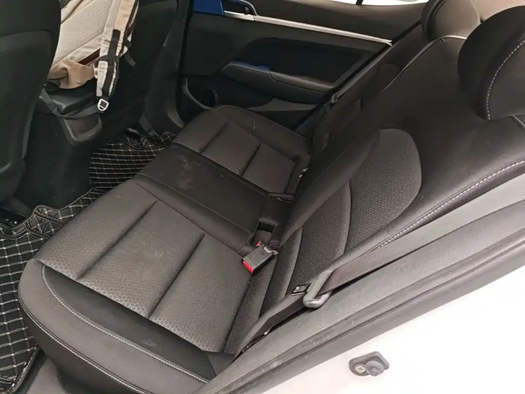 Hyundai Elantra — фото 17