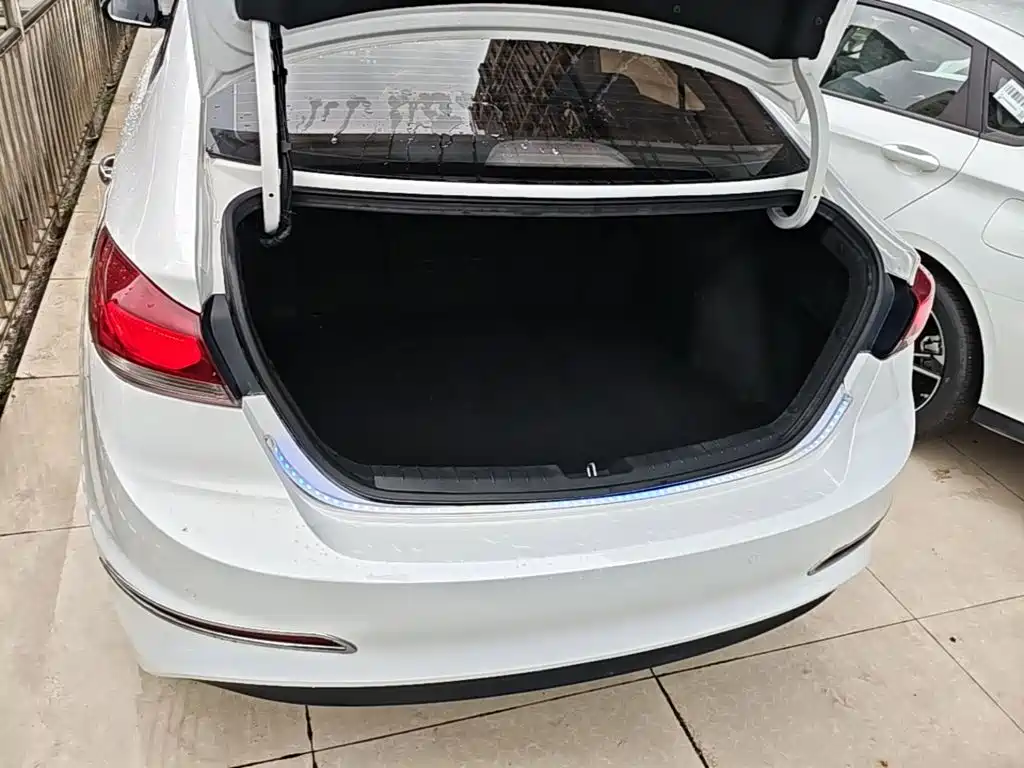Hyundai Elantra — фото 19