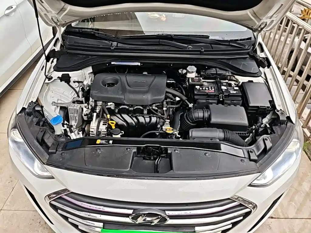 Hyundai Elantra — фото 20
