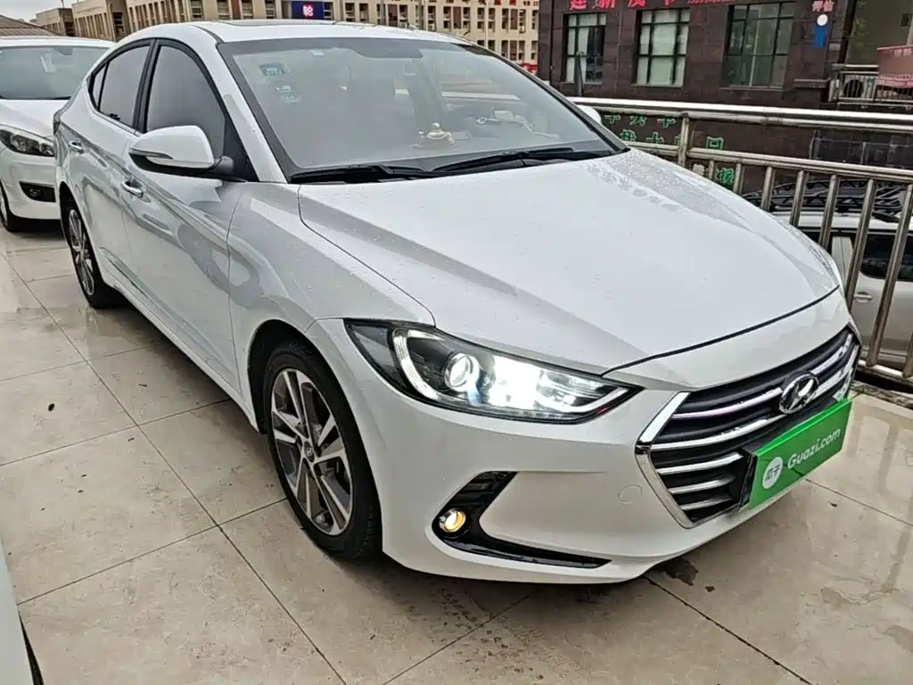 Hyundai Elantra — фото 4