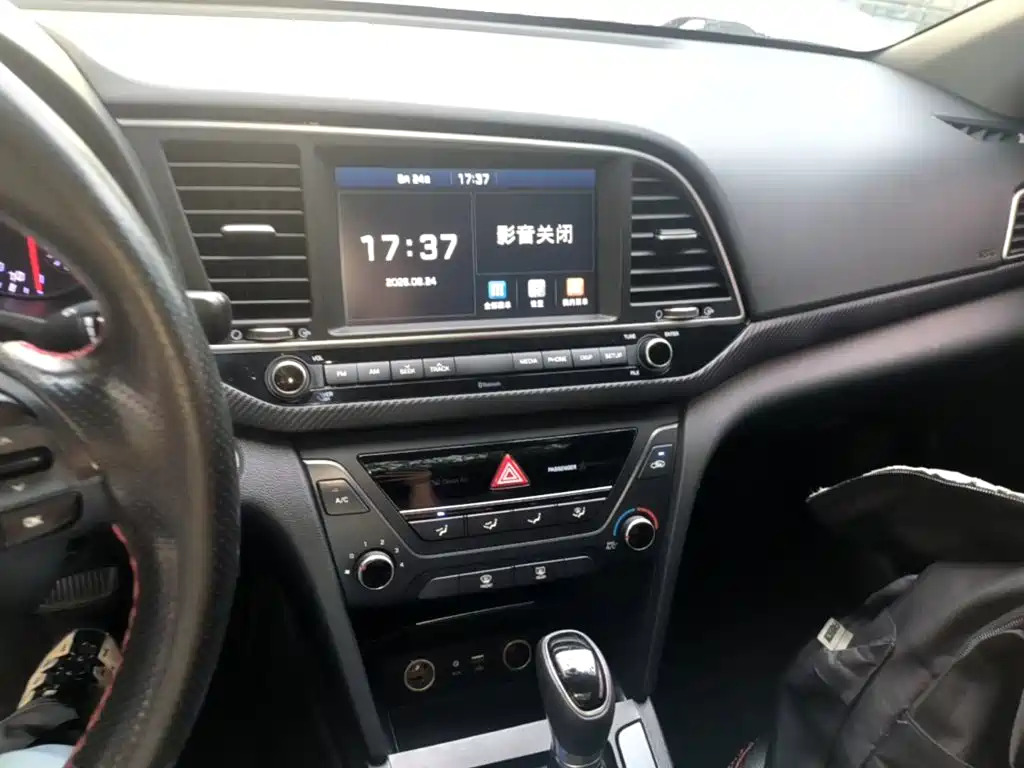 Hyundai Elantra — фото 13