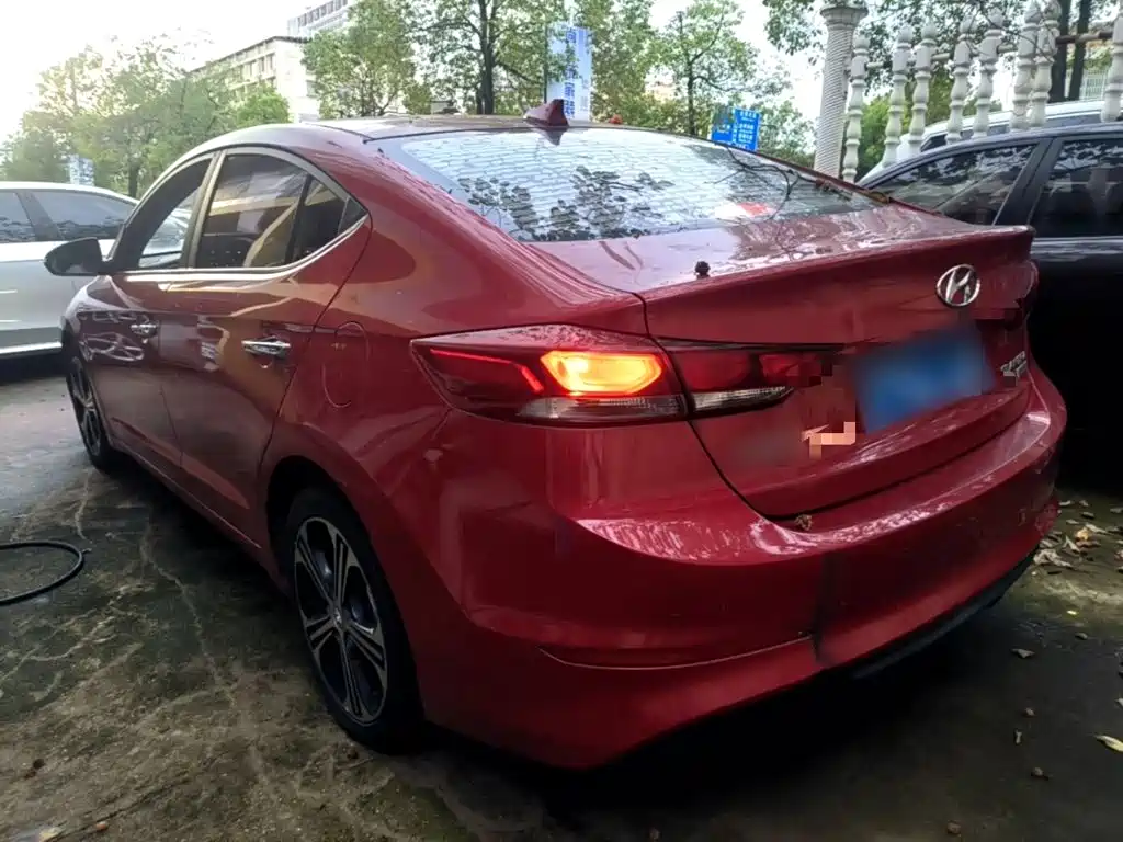 Hyundai Elantra — фото 5
