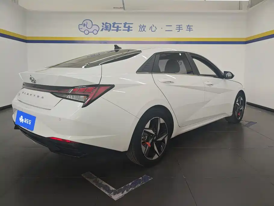 Hyundai Elantra — фото 3