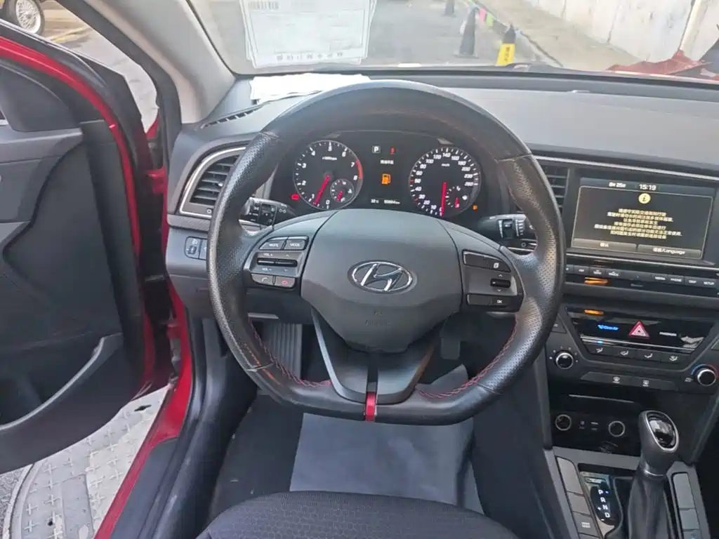 Hyundai Elantra — фото 11