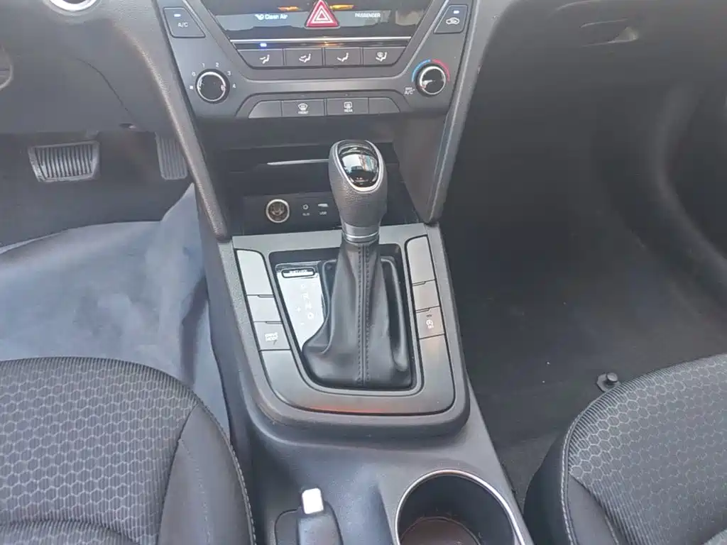 Hyundai Elantra — фото 14