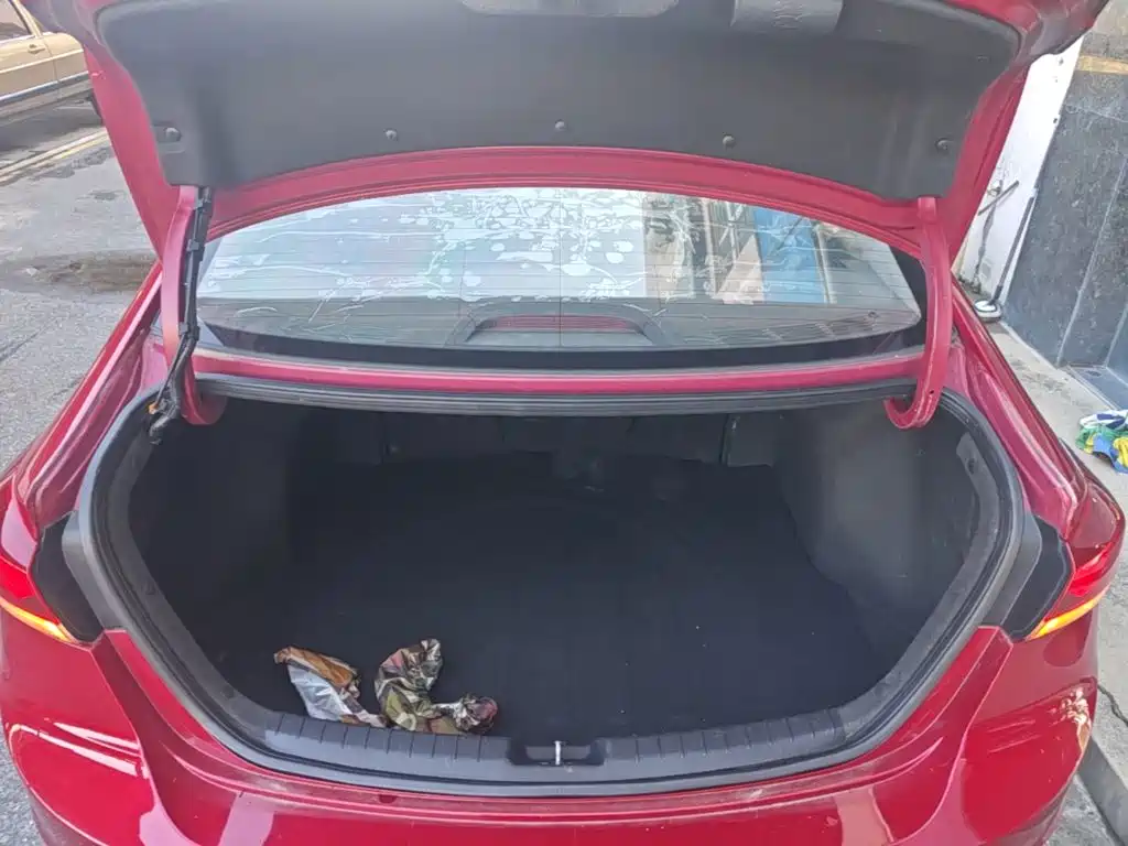 Hyundai Elantra — фото 19