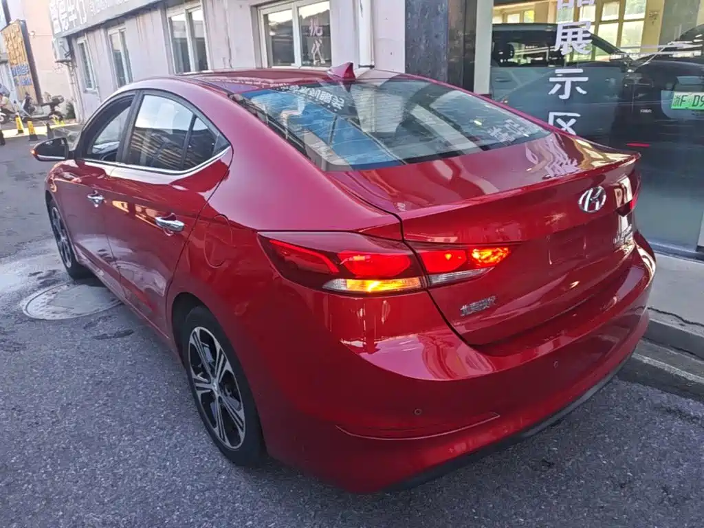 Hyundai Elantra — фото 5