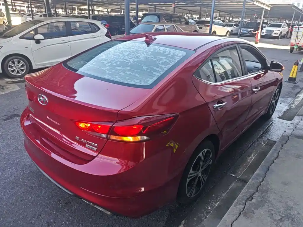 Hyundai Elantra — фото 7