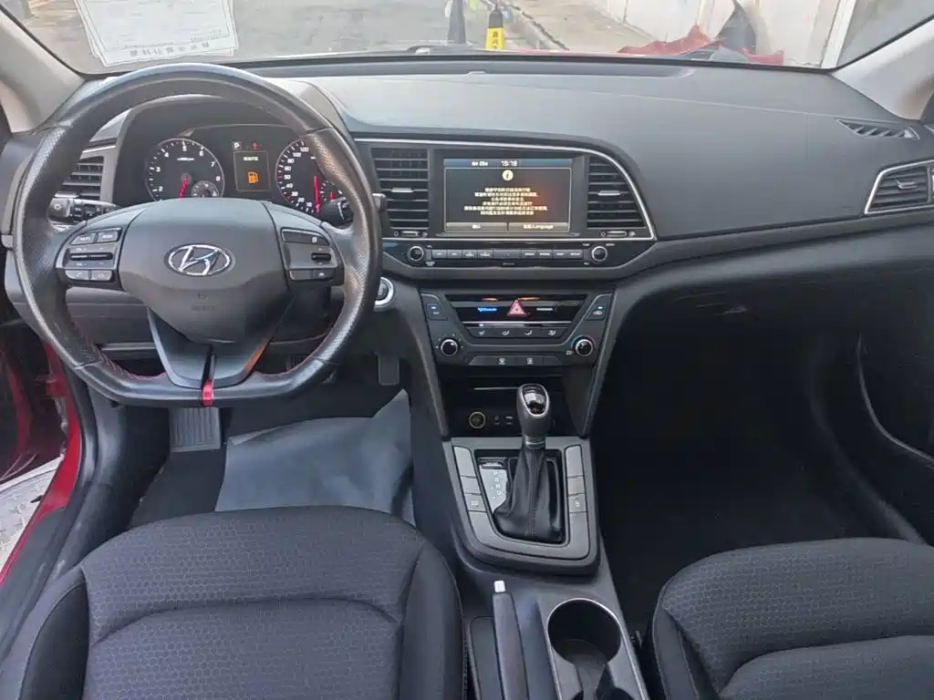 Hyundai Elantra — фото 10