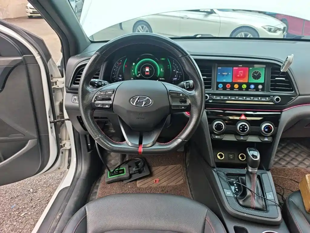 Hyundai Elantra — фото 11