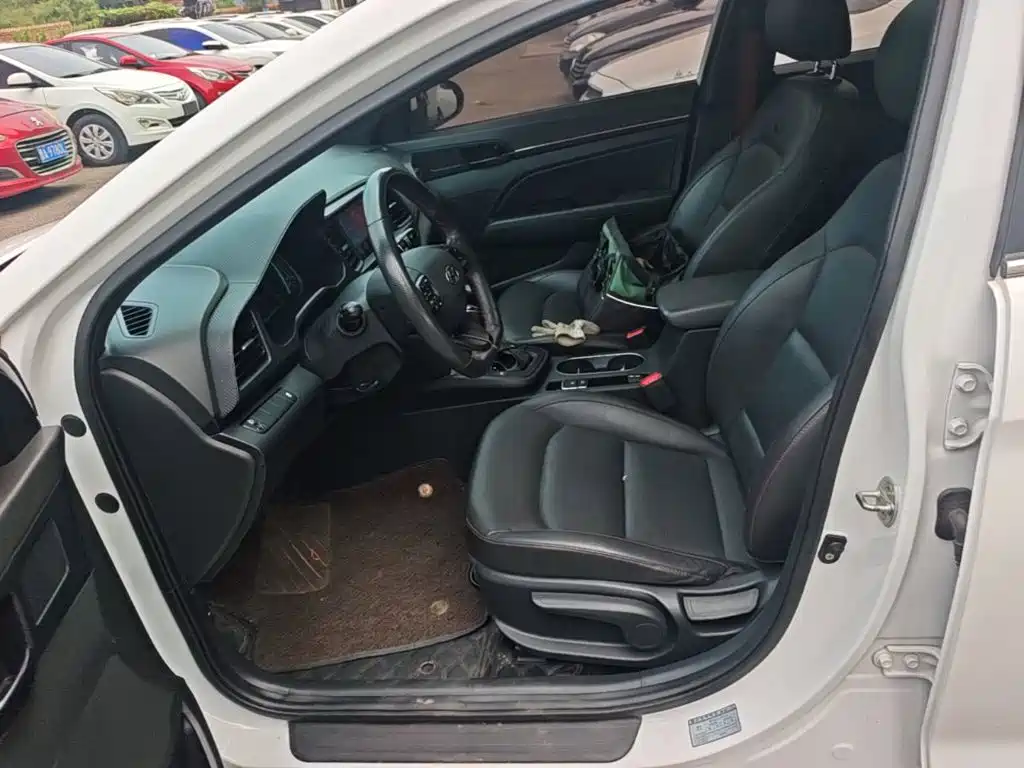 Hyundai Elantra — фото 15
