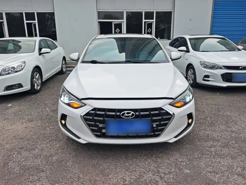 Hyundai Elantra — фото 3