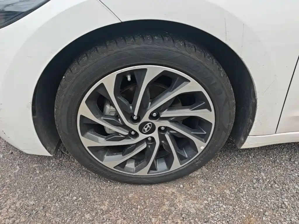 Hyundai Elantra — фото 23