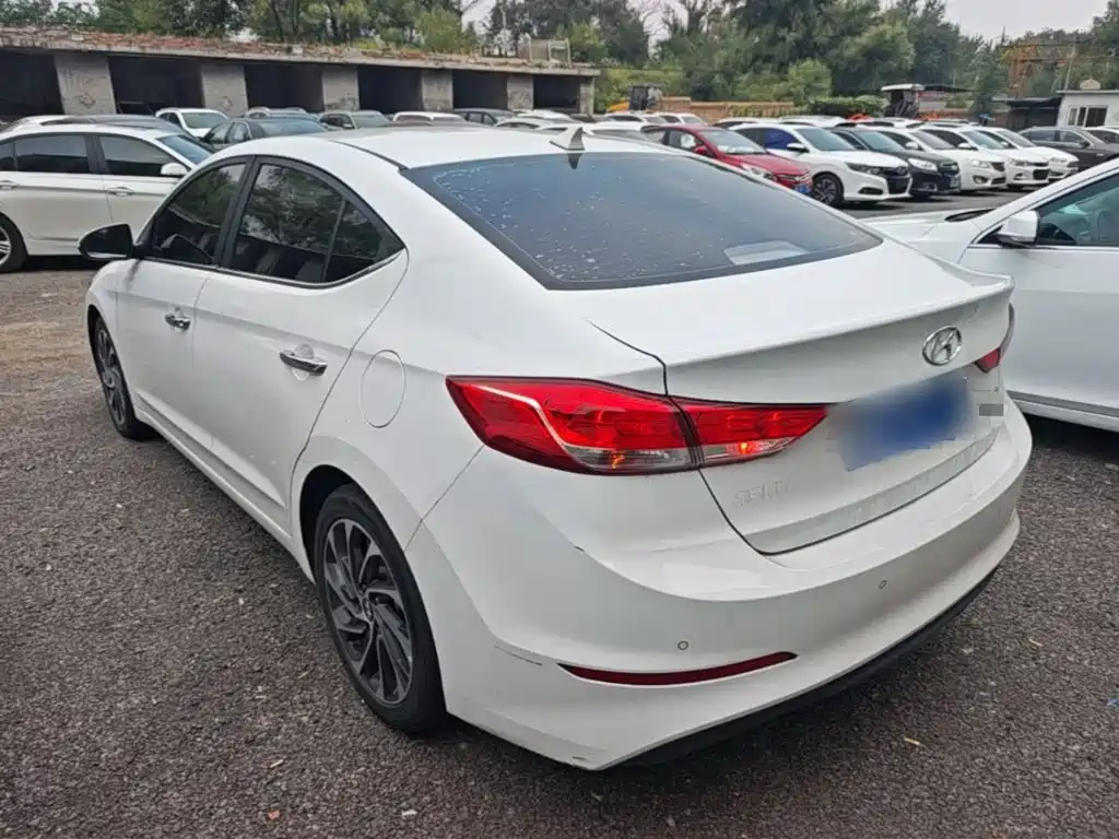 Hyundai Elantra — фото 5
