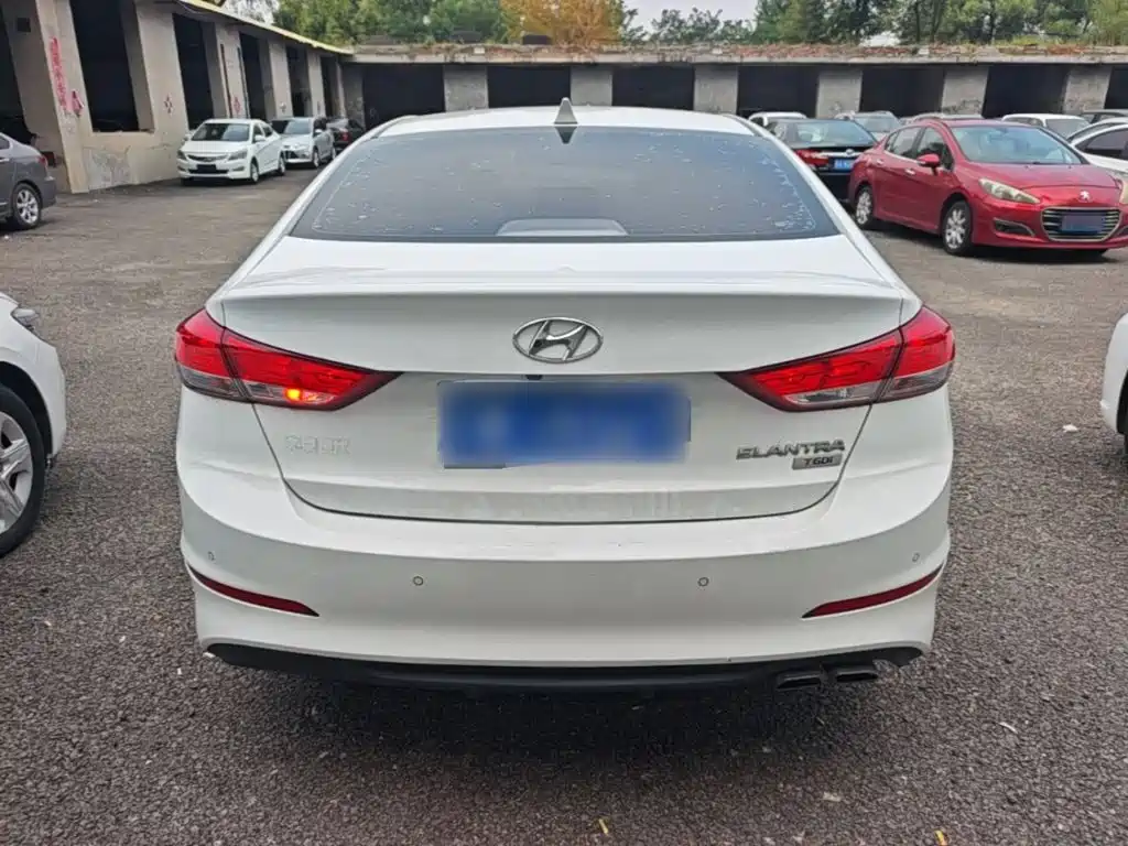 Hyundai Elantra — фото 6