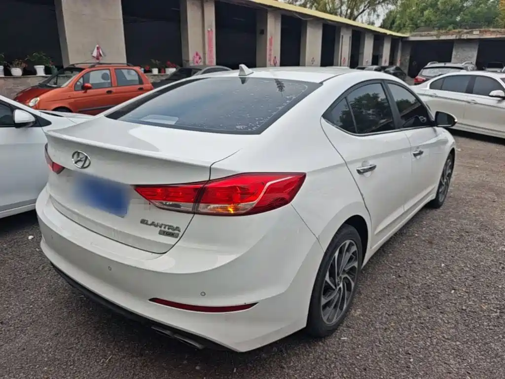 Hyundai Elantra — фото 7