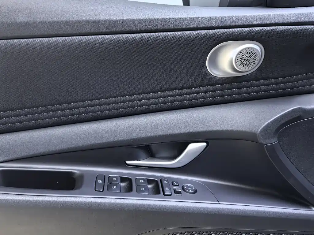 Hyundai Elantra — фото 17