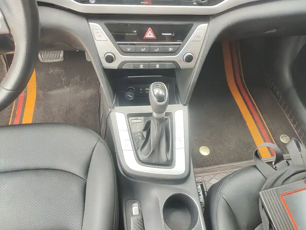 Hyundai Elantra — фото 14