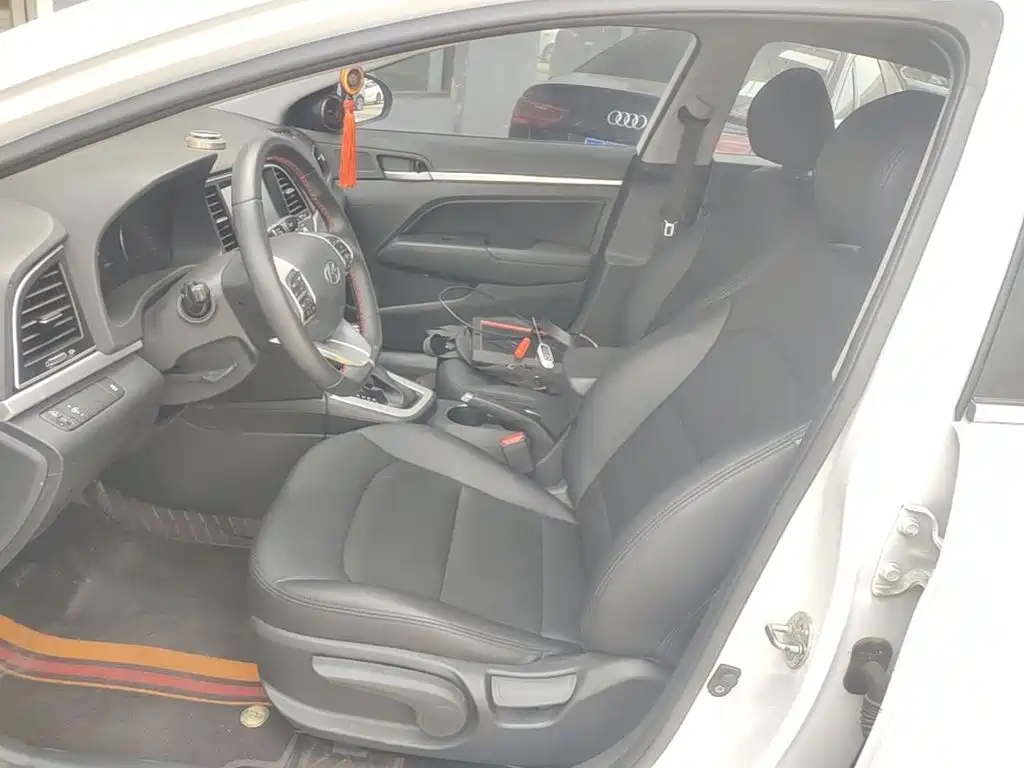 Hyundai Elantra — фото 15