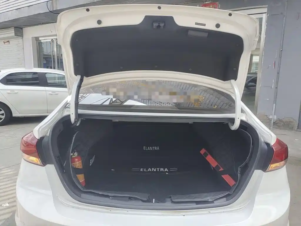 Hyundai Elantra — фото 19