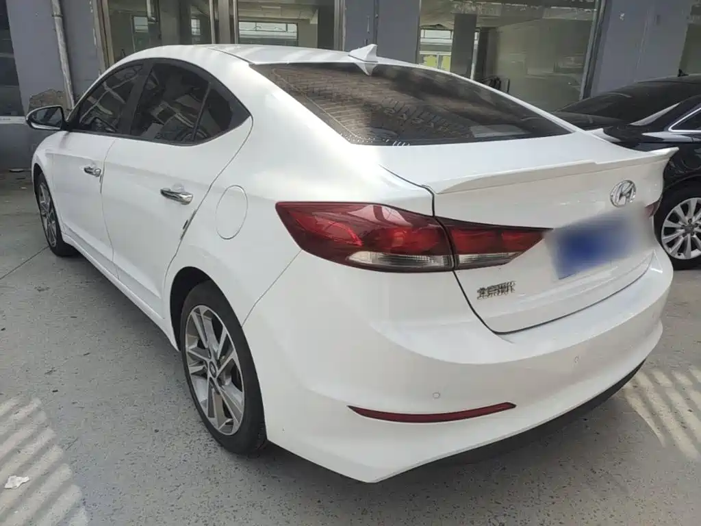 Hyundai Elantra — фото 5