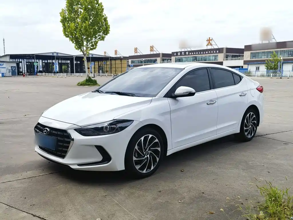 Hyundai Elantra — фото 2