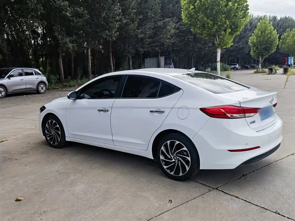 Hyundai Elantra — фото 4