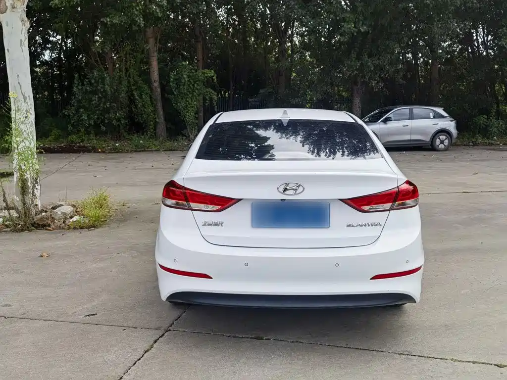 Hyundai Elantra — фото 5