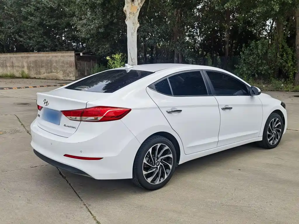 Hyundai Elantra — фото 6